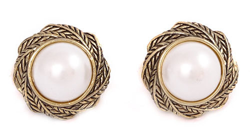 Oorclips van Toenga. Goudkleurig bladmotief met glasparel