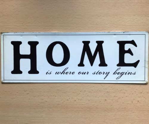 Metalen tekstbord Home is where our story begins