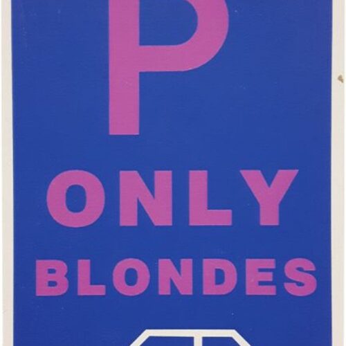 Tekstbord parkeren met auto parkeerplaats only blondes