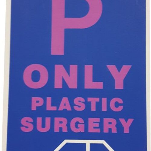 Tekstbord parkeren met auto parkeerplaats only plastic surgery