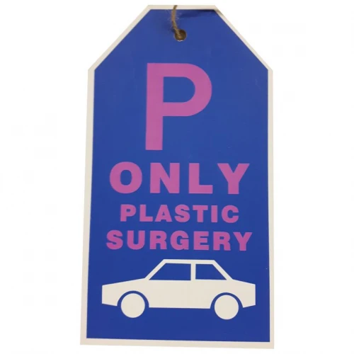 Tekstbord parkeren met auto parkeerplaats only plastic surgery