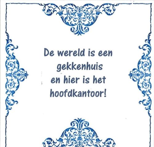 Spreuktegel De wereld is een gekkenhuis en hier is het hoofdkantoor