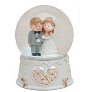 Sneeuwbol huwelijk en bruiloft gearmd paar
