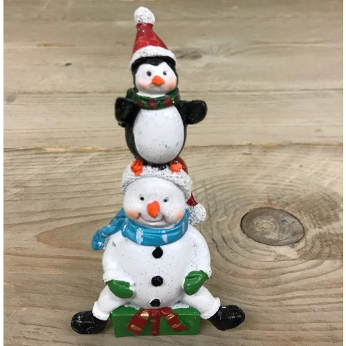 Klein beeldje sneeuwman en pinguin met kerst muts