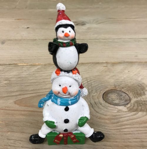 Klein beeldje sneeuwman en pinguin met kerst muts