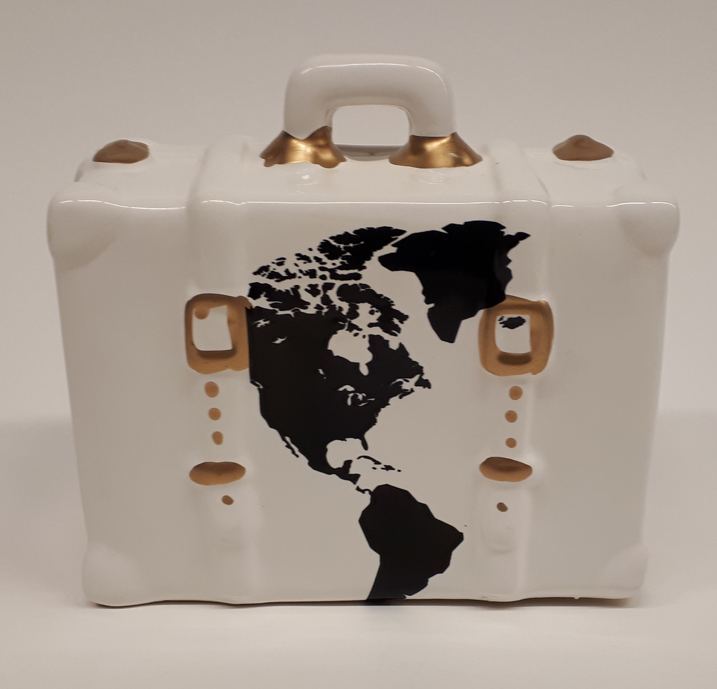 Tektonisch bod zaad Vakantie spaarpot witte koffer met wereldkaart