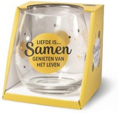 Water- wijnglas met tekst Liefde is samen genieten van het leven