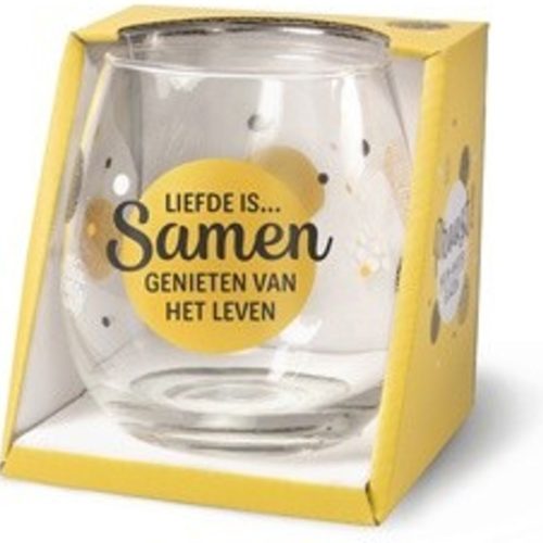 Water- wijnglas met tekst Liefde is samen genieten van het leven