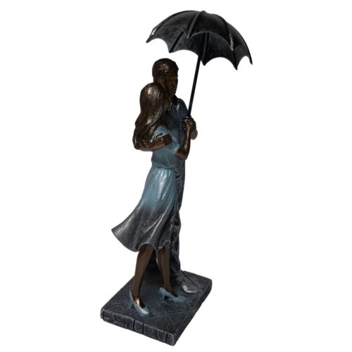 Beeld liefde man en vrouw met paraplu staand