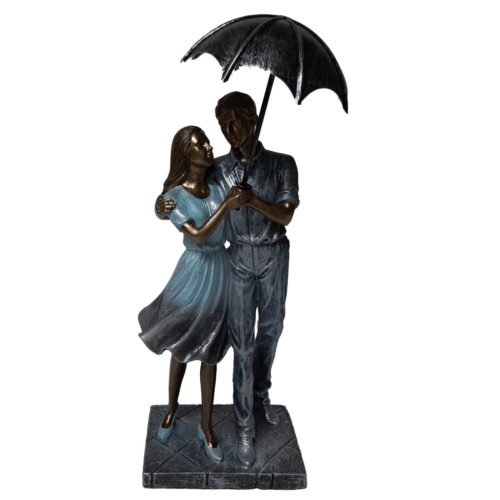 Beeld liefde man en vrouw met paraplu staand