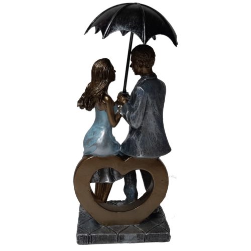 Beeld liefde man en vrouw met paraplu zittend-
