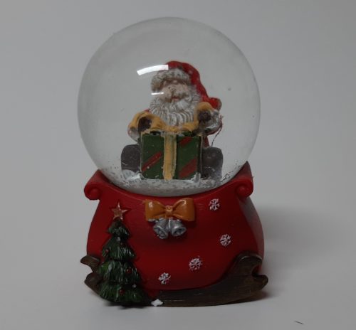 Sneeuwbol cadeauzak op arrenslee en kerstman op groen-rood cadeau
