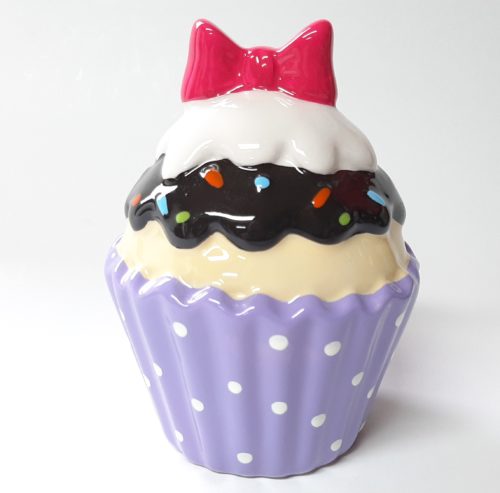 Spaarpot Sundae ijscup type D paarse cup witte stippen, geel ijs, bruine topping en roze strik