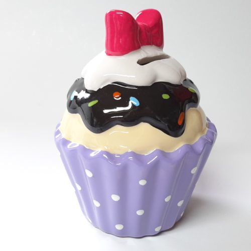 Spaarpot Sundae ijscup type D paarse cup witte stippen, geel ijs, bruine topping en roze strik