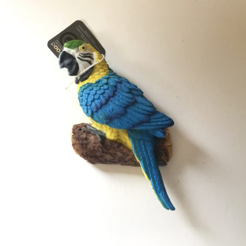 Beeldje papegaai Blauwgele Ara 14 cm voor wand bevestiging