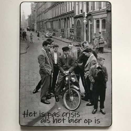 Houten tekstbord-(wens)kaart 14x19 cm Het is pas crisis als het BIER op is