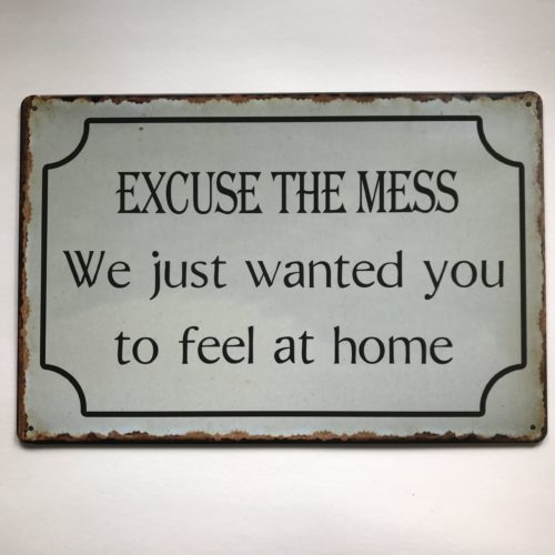 Metalen tekstbord Excuse the mess We just wanted you to feel home