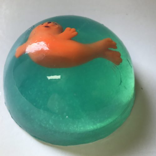 Zeepbol kinderen met speelgoedje oranje zeehond binnenin
