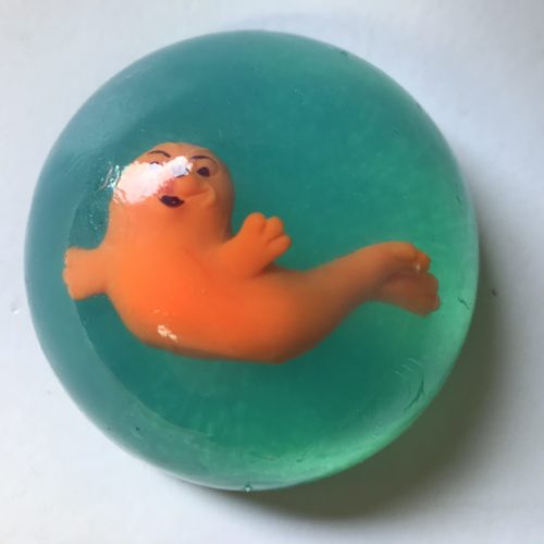Zeepbol kinderen met speelgoedje oranje zeehond binnenin