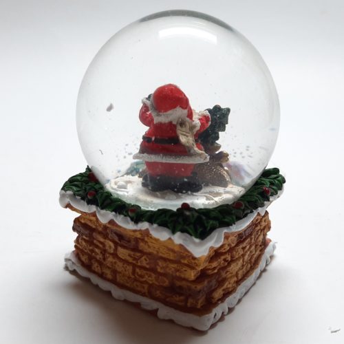 Sneeuwbol schoorsteen met cadeau en kerstboom