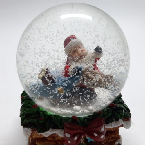 Sneeuwbol schoorsteen met kerstman met blauwe cadeau zak
