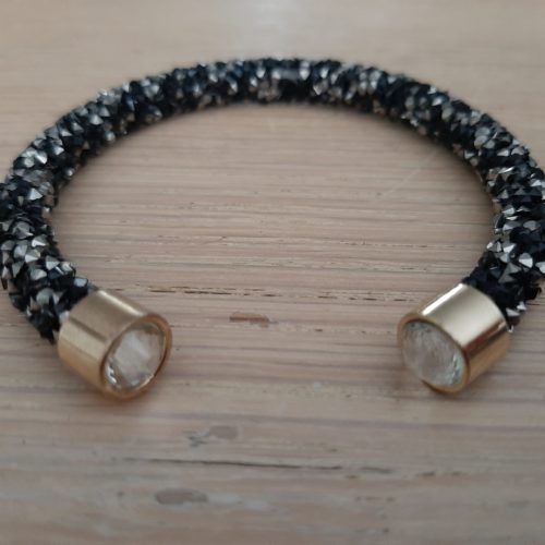 Enkele Maxima stijl braam armband in zwart met met heldere kraal in goudkleurige houder