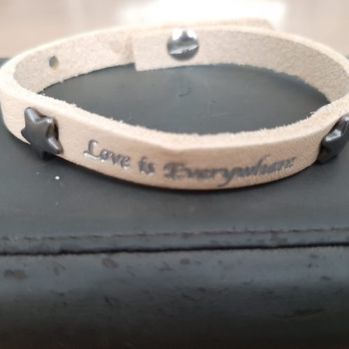 Armband Leder met tekst Love is everywhere