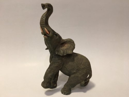 Beeldje levensechte olifant, staand op 3 poten