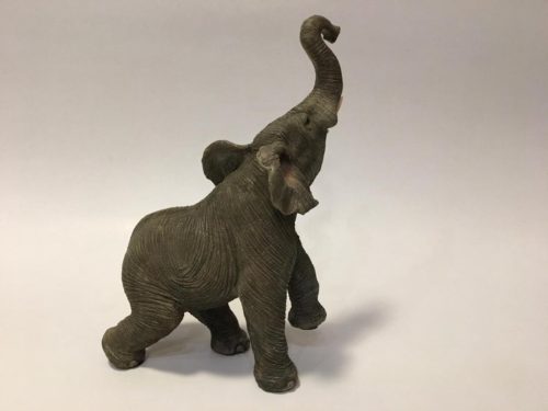 Beeldje levensechte olifant, staand op 3 poten