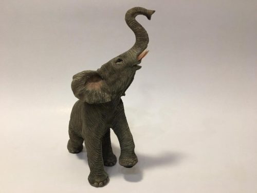 Beeldje levensechte olifant, staand op 3 poten