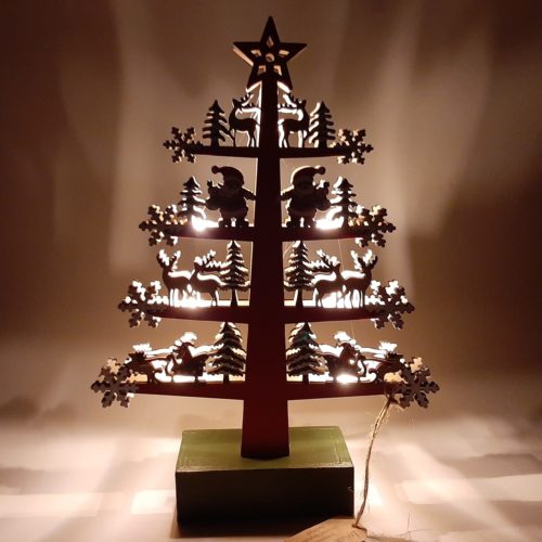 Kerstboom roodkerstman en redieren handgemaakt van houtsnijwerk met ledverlichting