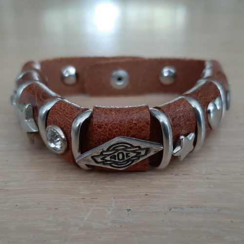 Lederen damesarmband met studs en strass in lichtbruin