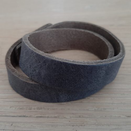 Lederen wikkelarmband grijs met drukkno0p sluiting