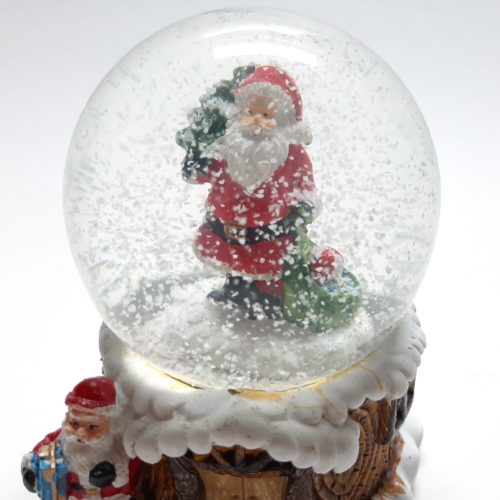 Sneeuwbol basis als boomhut met kerstman met kerstboom en cadeauzak 9cm hoog