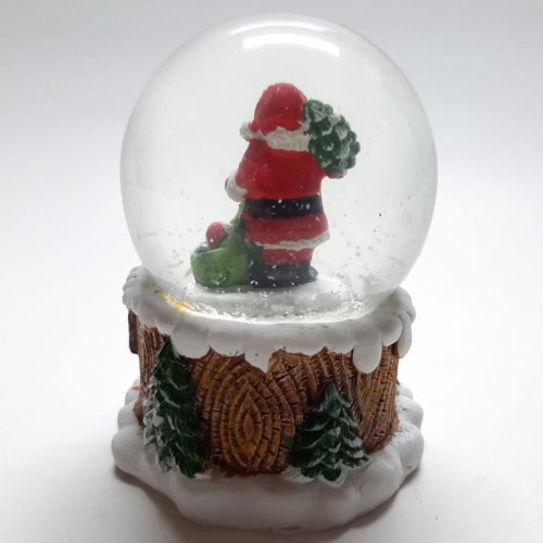 neeuwbol basis als boomhut met kerstman met kerstboom en cadeauzak 9cm hoog