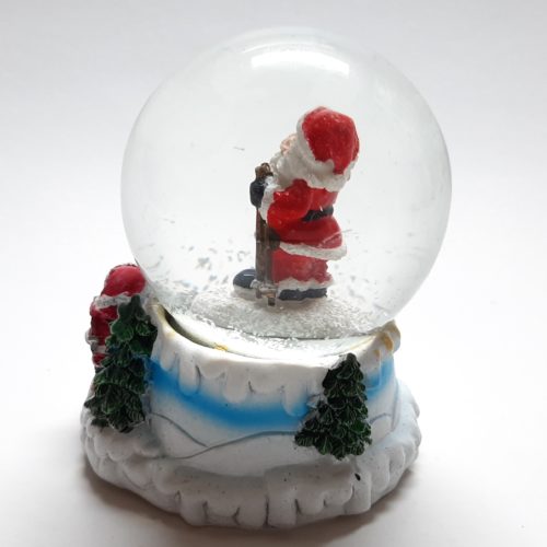 Sneeuwbol met bergpad als onderstel en staande kerstman in de bol 7cm hoog