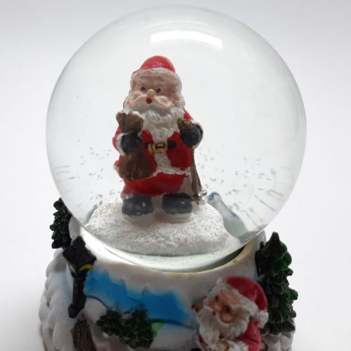 Sneeuwbol met bergpad als onderstel en staande kerstman in de bol 7cm hoog