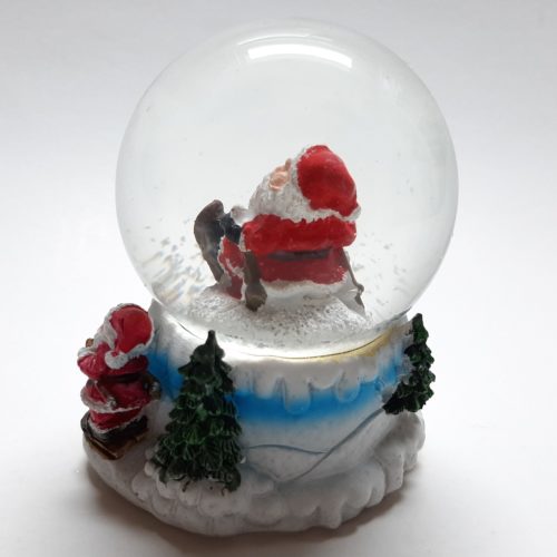 Sneeuwbol met bergpad als onderstel en vallende kerstman in de bol 7cm hoog