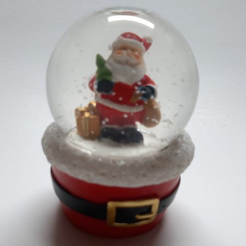 Sneeuwbol met rode voet met riem met daarop de kerstman met kerstboom 10cm