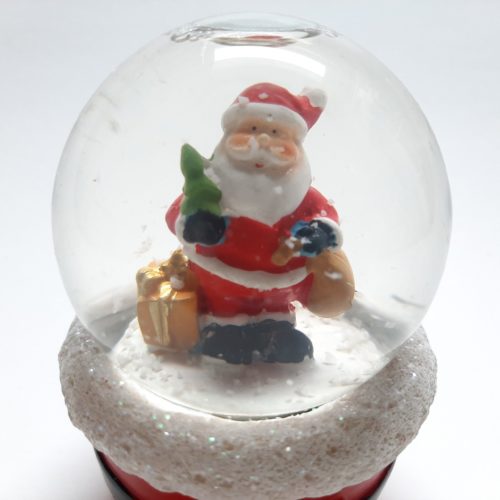 Sneeuwbol met rode voet met riem met daarop de kerstman met kerstboom 10cm