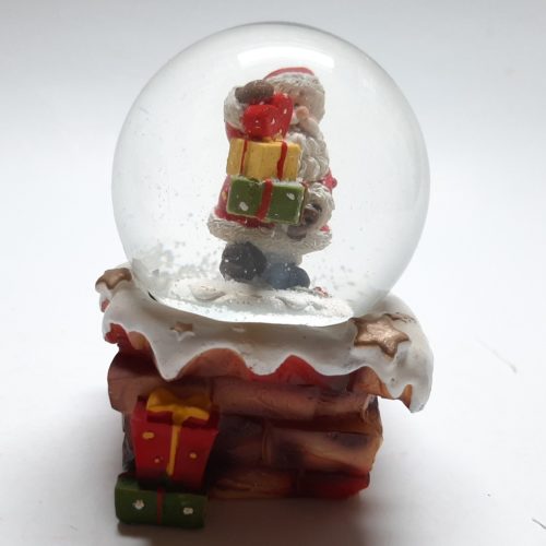Sneeuwbol stenen schoorsteen met kerstman met stapel cadeaus