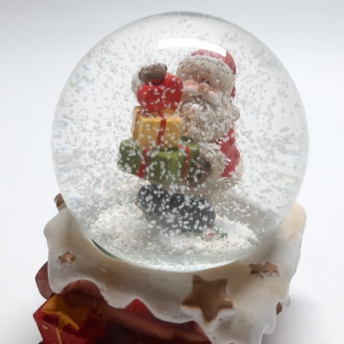 Sneeuwbol stenen schoorsteen met kerstman met stapel cadeaus