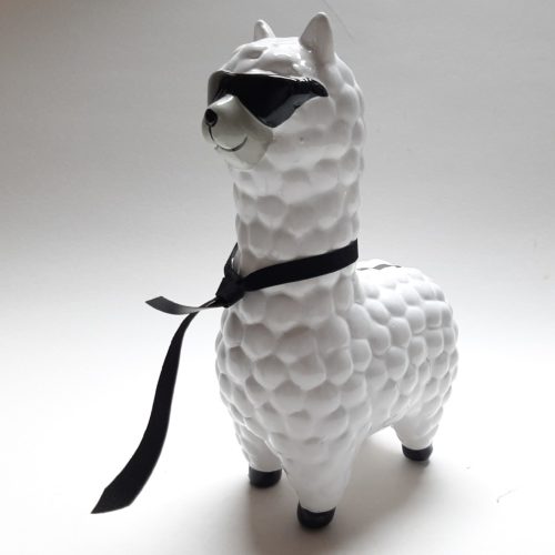 Spaarpot witte alpaca met zwarte strik en zonnebril