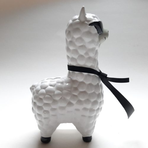 Spaarpot witte alpaca met zwarte strik en zonnebril