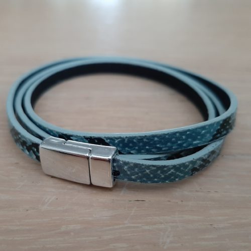 Wikkelarmband met slangenprint en magneet sluiting blauw