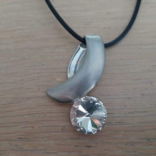 Zwarte kunststof ketting 43cm met zilverkleurige sluiting en hanger met facetgeslepen kristal