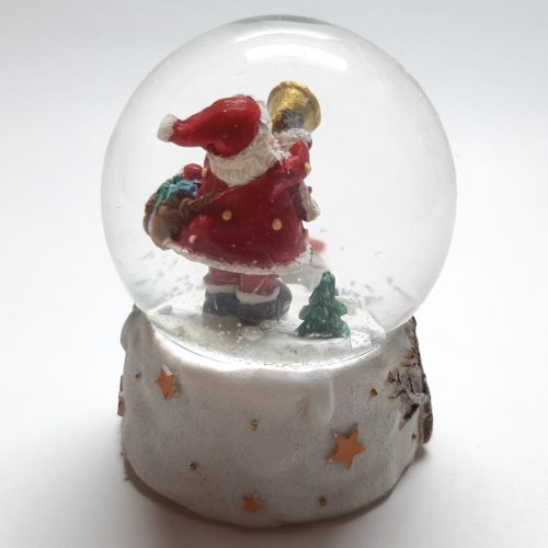 sneeuwbol witte basis sneeuwpop kijkt naar kerstman met trompet