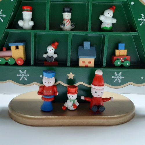 Houten kerstboom letterbak met figuurtjes. Groen 26,5cm hoog