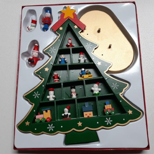 Houten kerstboom letterbak met figuurtjes. Groen 26,5cm hoog