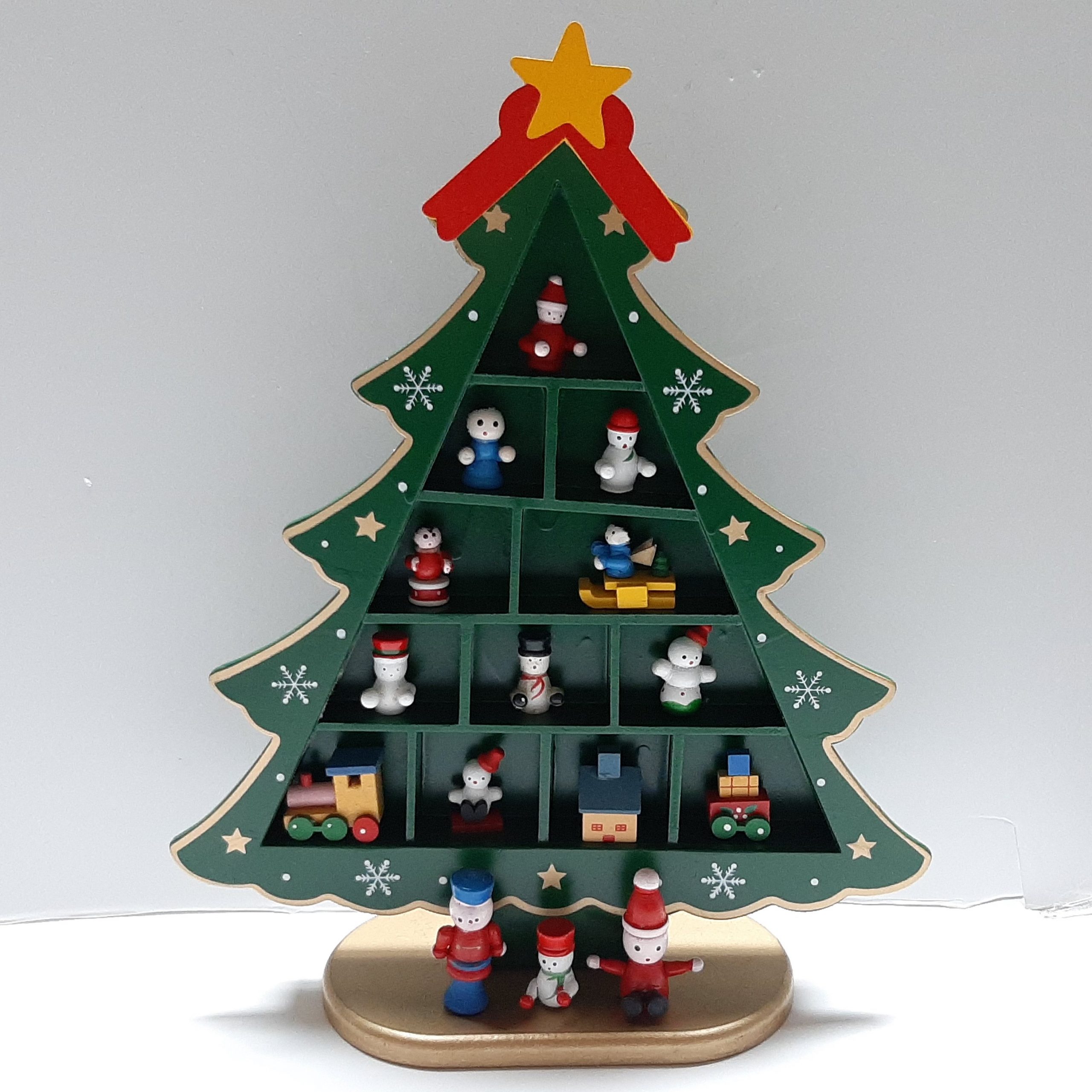 Contractie Beeldhouwwerk Trekker Houten kerstboom letterbak met figuurtjes. Groen 26,5cm hoog